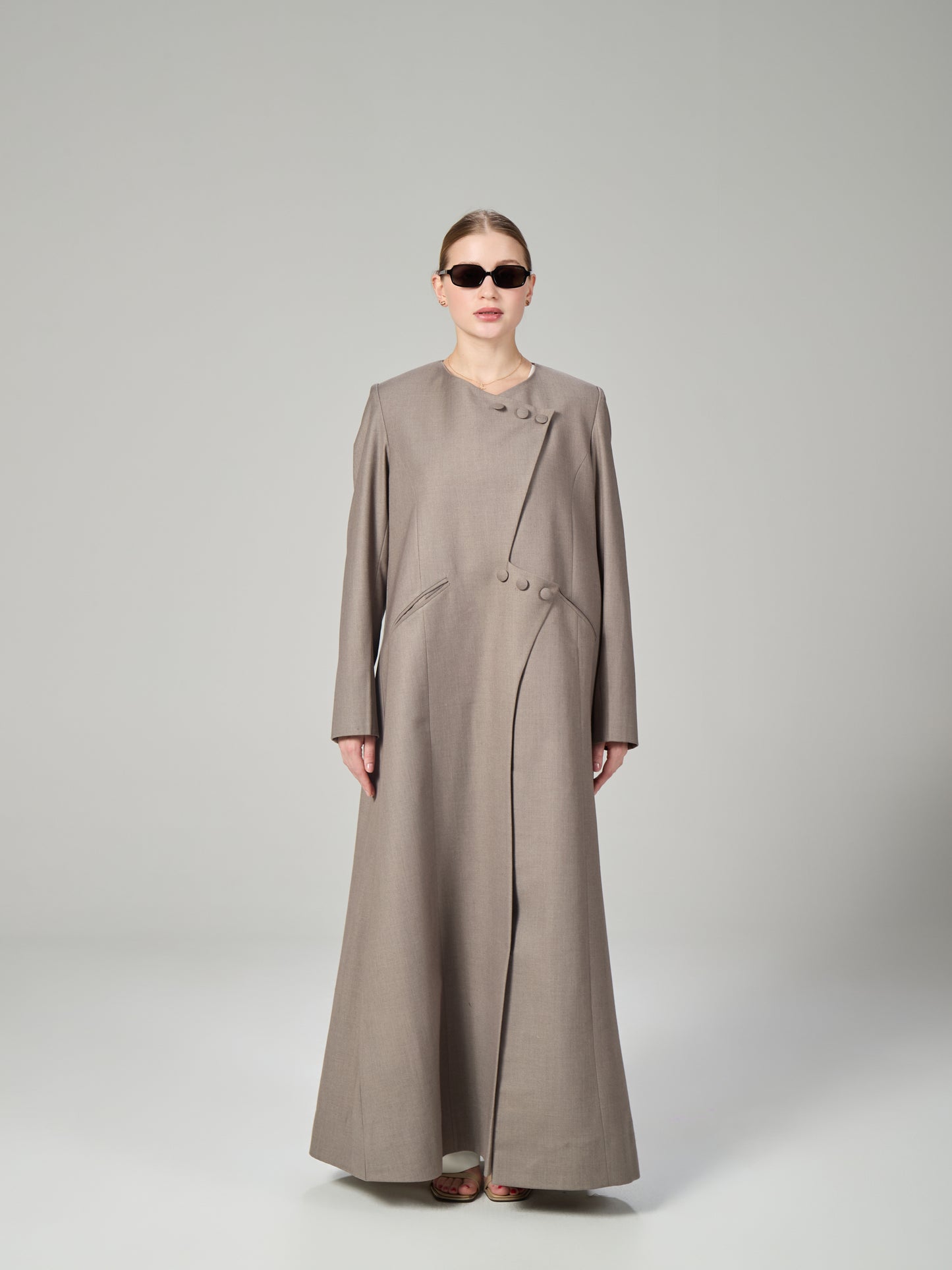 Nude abaya