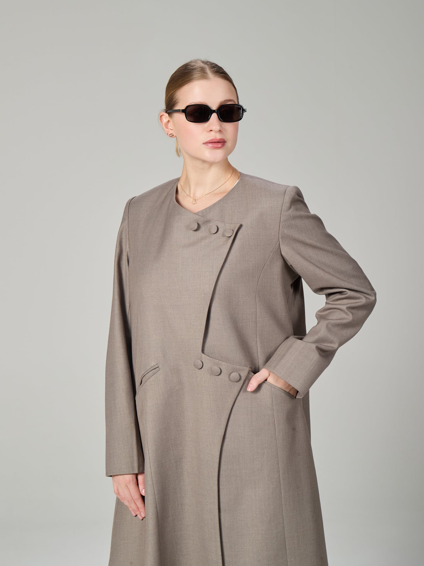 Nude abaya